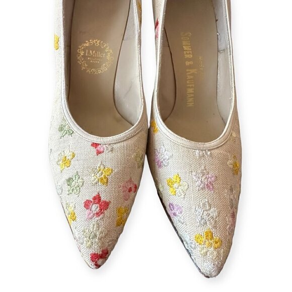 Vintage I. Miller 1950s Pointed toe pumps with Floral Embroidery. - Picture 12 of 15